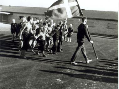 Dølbybørn marcherer ind på den nye centralskole i 1959.